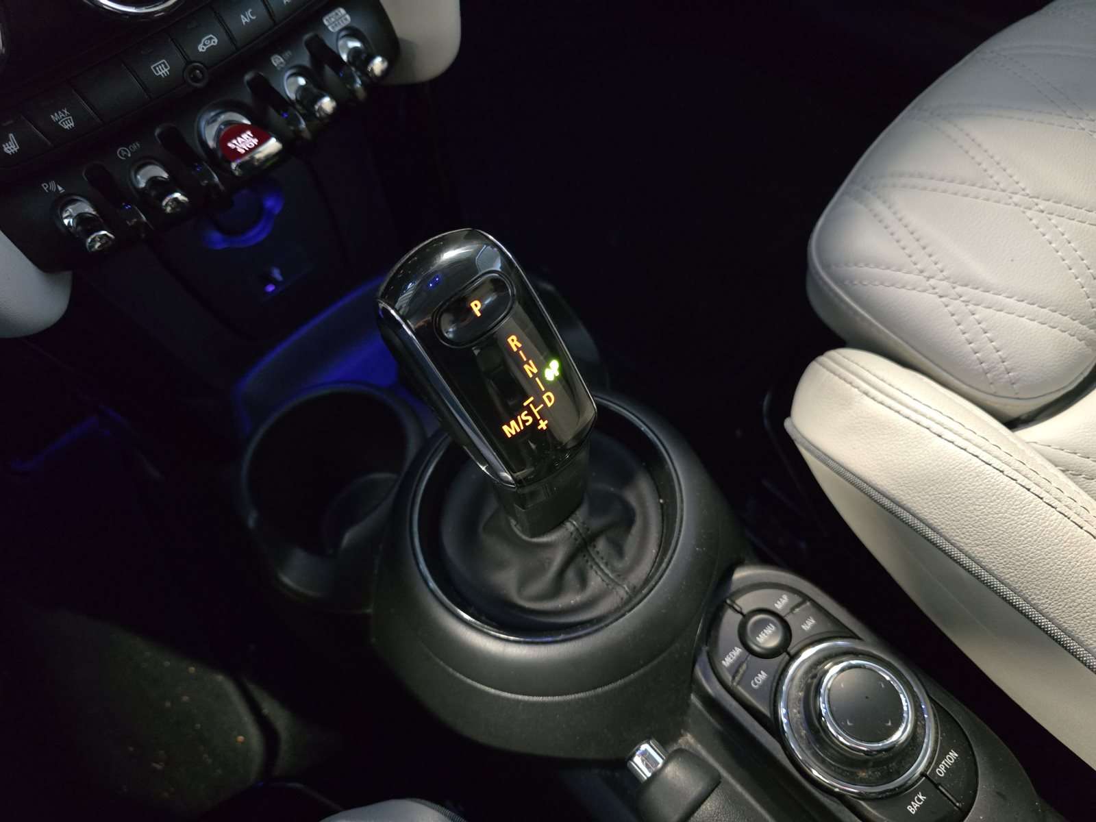 Fahrzeugbild eines MINI COOPER