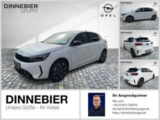Schräge Frontansicht auf einen Opel Corsa , freigestellt
