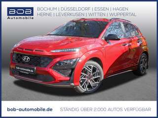 Schräge Frontansicht auf einen Hyundai Kona , freigestellt