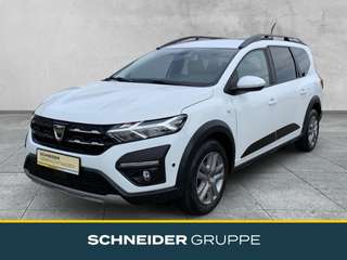 Schräge Frontansicht auf einen Dacia Jogger , freigestellt