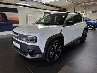 Schräge Frontansicht auf einen Renault 4 E-TECH , freigestellt