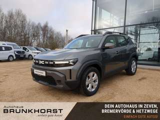 Schräge Frontansicht auf einen Dacia Duster , freigestellt