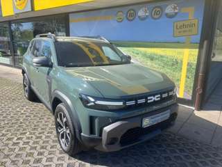 Schräge Frontansicht auf einen Dacia Duster , freigestellt