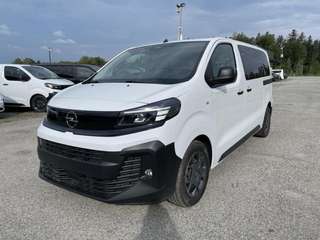 Schräge Frontansicht auf einen Opel Vivaro , freigestellt