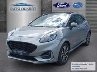 Schräge Frontansicht auf einen Ford Puma , freigestellt