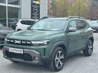 Schräge Frontansicht auf einen Dacia Duster , freigestellt