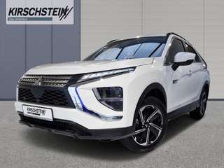 Schräge Frontansicht auf einen Mitsubishi Eclipse Cross , freigestellt