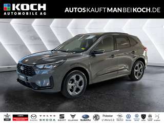 Schräge Frontansicht auf einen Ford Kuga , freigestellt