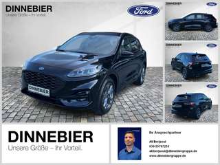 Schräge Frontansicht auf einen Ford Kuga , freigestellt