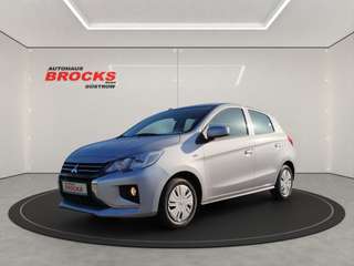 Schräge Frontansicht auf einen Mitsubishi Space Star , freigestellt