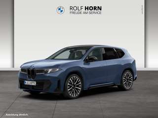 Schräge Frontansicht auf einen BMW ix3 , freigestellt
