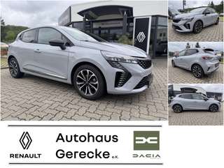 Schräge Frontansicht auf einen Renault Clio , freigestellt