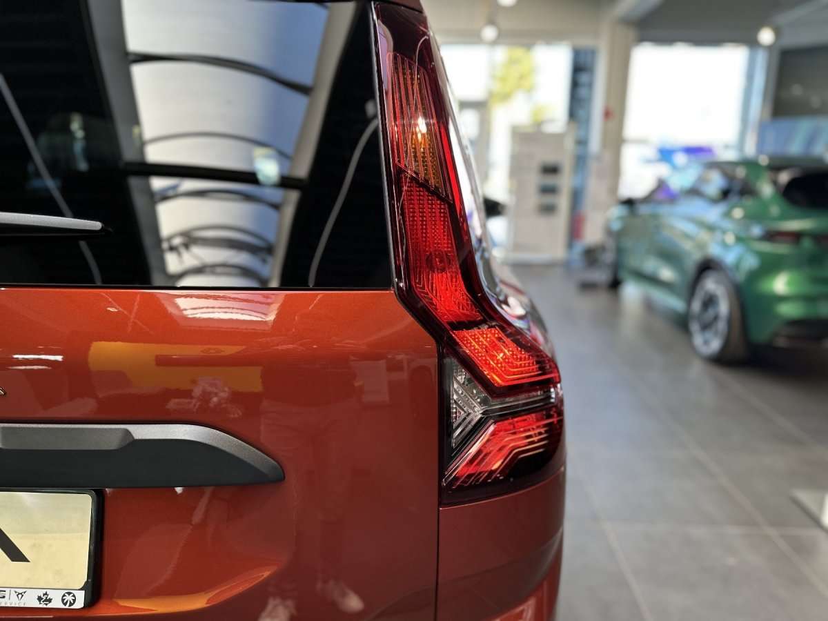 Fahrzeugbild eines Dacia Jogger