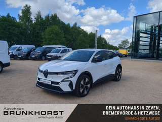 Schräge Frontansicht auf einen Renault Megane E-TECH , freigestellt
