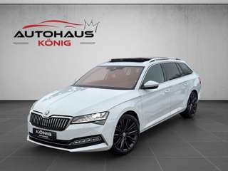 Schräge Frontansicht auf einen Skoda Superb , freigestellt