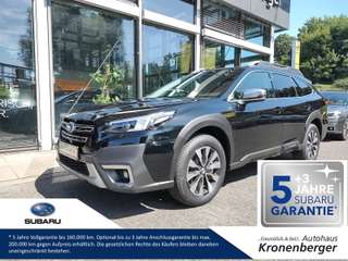 Schräge Frontansicht auf einen Subaru Outback , freigestellt