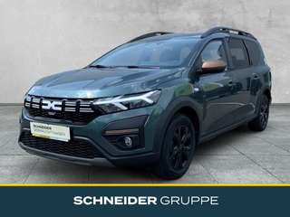 Schräge Frontansicht auf einen Dacia Jogger , freigestellt