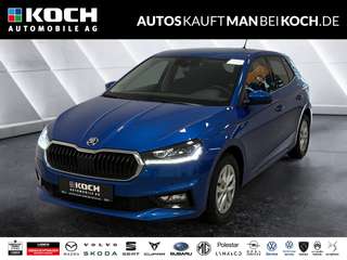 Schräge Frontansicht auf einen Skoda Fabia , freigestellt