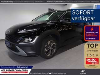 Schräge Frontansicht auf einen Hyundai Kona , freigestellt