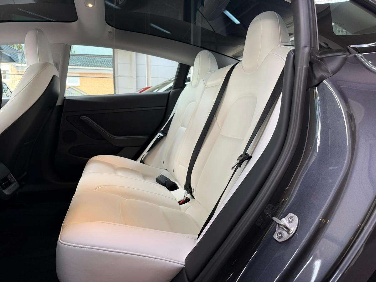 Fahrzeugbild eines TESLA Model 3