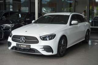 Schräge Frontansicht auf einen Mercedes-Benz E-Klasse , freigestellt