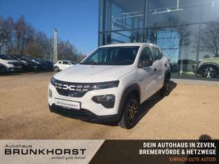 Schräge Frontansicht auf einen Dacia Spring , freigestellt