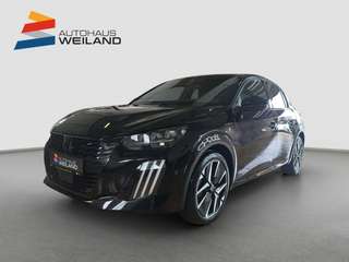 Schräge Frontansicht auf einen Peugeot 208 , freigestellt