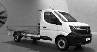 Schräge Frontansicht auf einen Renault Master , freigestellt