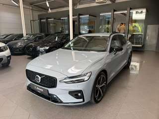 Schräge Frontansicht auf einen Volvo V60 , freigestellt