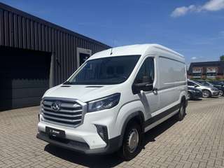 Schräge Frontansicht auf einen Maxus Deliver 9 , freigestellt