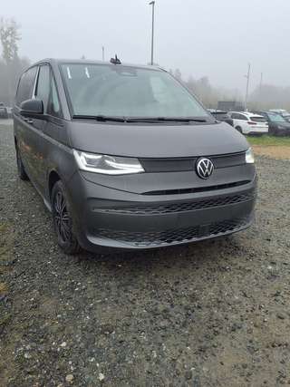 Schräge Frontansicht auf einen Volkswagen Multivan , freigestellt