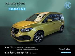Schräge Frontansicht auf einen Mercedes-Benz T-Klasse , freigestellt
