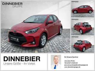 Schräge Frontansicht auf einen Mazda Mazda2 , freigestellt