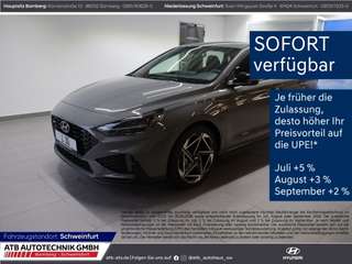 Schräge Frontansicht auf einen Hyundai i30 , freigestellt