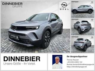 Schräge Frontansicht auf einen Opel Mokka , freigestellt