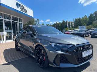 Schräge Frontansicht auf einen Audi RS3 , freigestellt