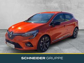 Schräge Frontansicht auf einen Renault Clio , freigestellt