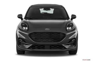 Schräge Frontansicht auf einen Ford Puma , freigestellt
