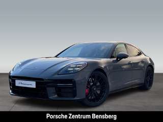 Schräge Frontansicht auf einen Porsche Panamera , freigestellt