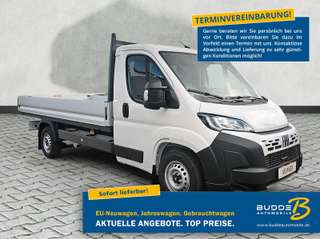 Schräge Frontansicht auf einen Fiat Ducato , freigestellt