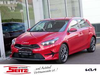 Schräge Frontansicht auf einen Kia cee'd , freigestellt