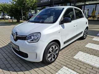 Schräge Frontansicht auf einen Renault Twingo , freigestellt