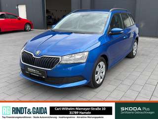 Schräge Frontansicht auf einen Skoda Fabia , freigestellt