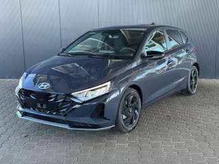 Schräge Frontansicht auf einen Hyundai i20 , freigestellt