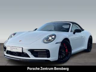 Schräge Frontansicht auf einen Porsche 911 , freigestellt