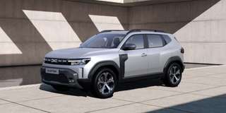 Schräge Frontansicht auf einen Dacia Duster , freigestellt