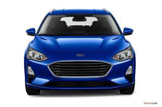 Schräge Frontansicht auf einen Ford Focus , freigestellt