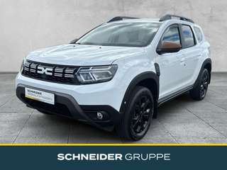 Schräge Frontansicht auf einen Dacia Duster , freigestellt