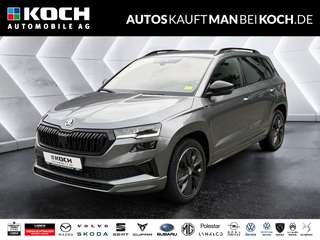 Schräge Frontansicht auf einen Skoda Karoq , freigestellt