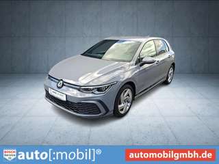 Schräge Frontansicht auf einen Volkswagen Golf , freigestellt